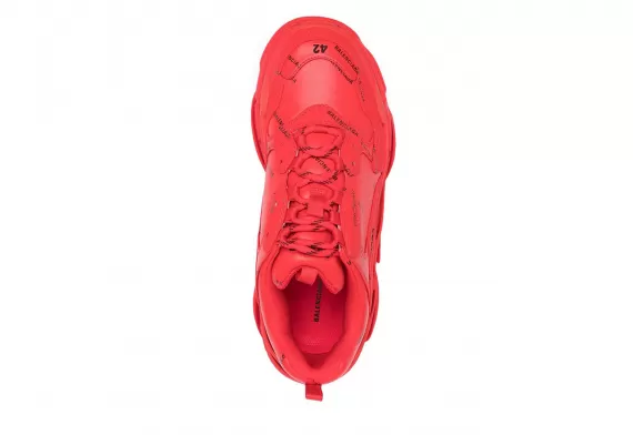 Look no further - the outlet sale is on and with the Balenciaga Triple S for men in cherry-red, all-over logo print you won't need to go anywhere else.