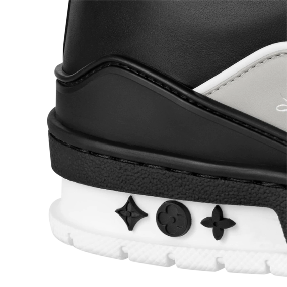 Original LV Trainer Sneaker - Experience the classic design of this men's sneaker from the original manufacturer.