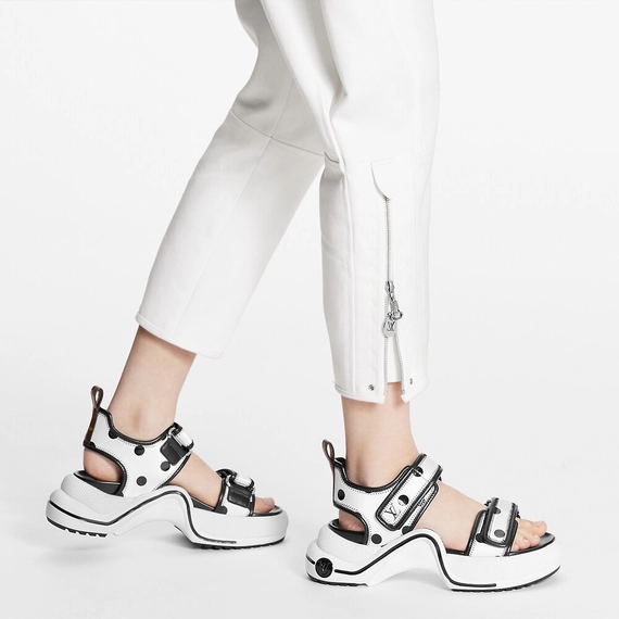 Upgrade your style with a pair of new LV Archlight Flat Sandals for women.