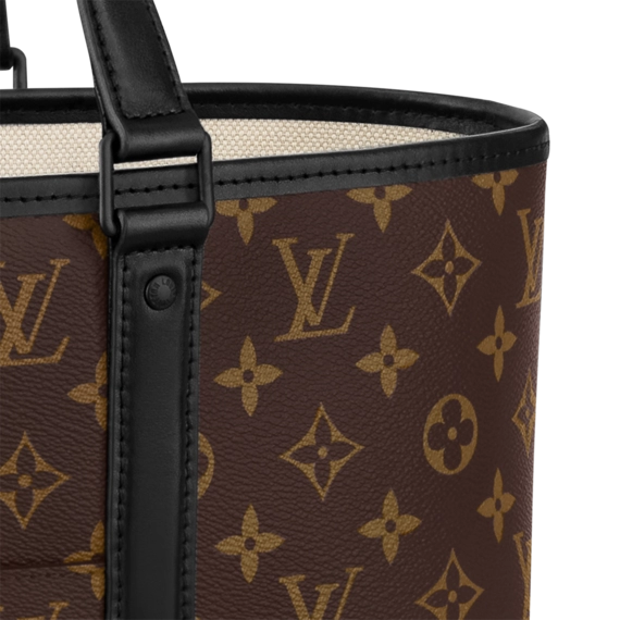 Women: Upgrade Your Look with the Louis Vuitton Weekend Tote PM!