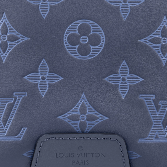 Get the Louis Vuitton Discovery Bumbag PM for men in Outlet