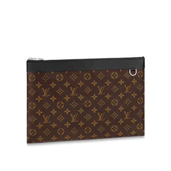 Buy a Louis Vuitton Discovery Pochette GM for men at the outlet!