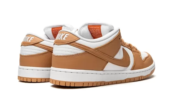 Show off your style with Nike SB Dunk Low - Light Cognac and enjoy its original look!