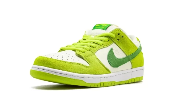 Refresh your style with Nike SB Dunk Low Pro - Green Apple for men - Outlet price!