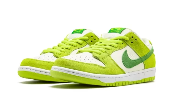 Get the new Nike SB Dunk Low Pro - Green Apple range for men - Now in stock!