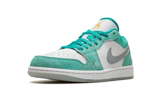 Treat yourself to the original Air Jordan 1 Low SE - New Emerald for men.