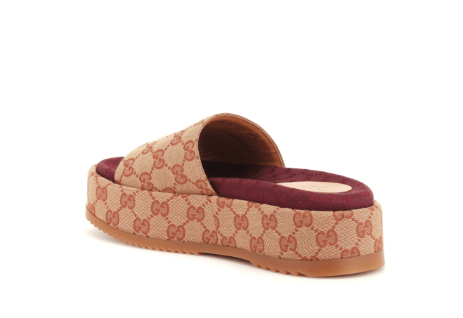 Gucci Slider Sandal Outlet - Get the latest fashion from the Gucci Outlet. Get the new Gucci Slider Sandal for men.