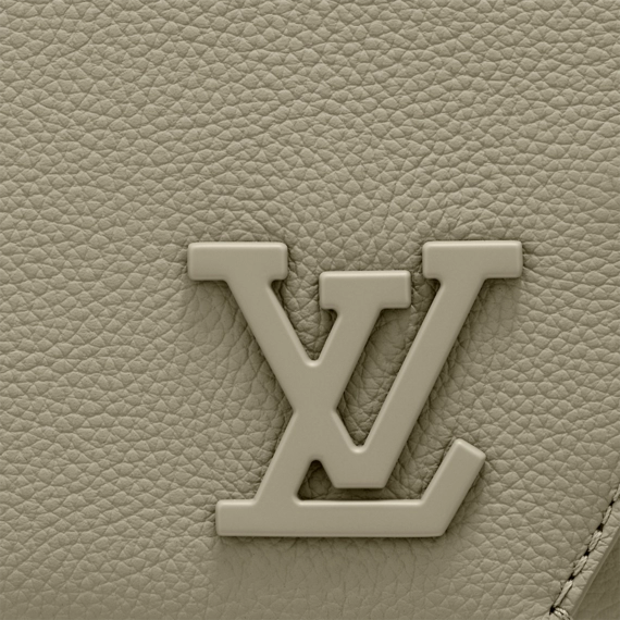 Louis Vuitton Takeoff Messenger